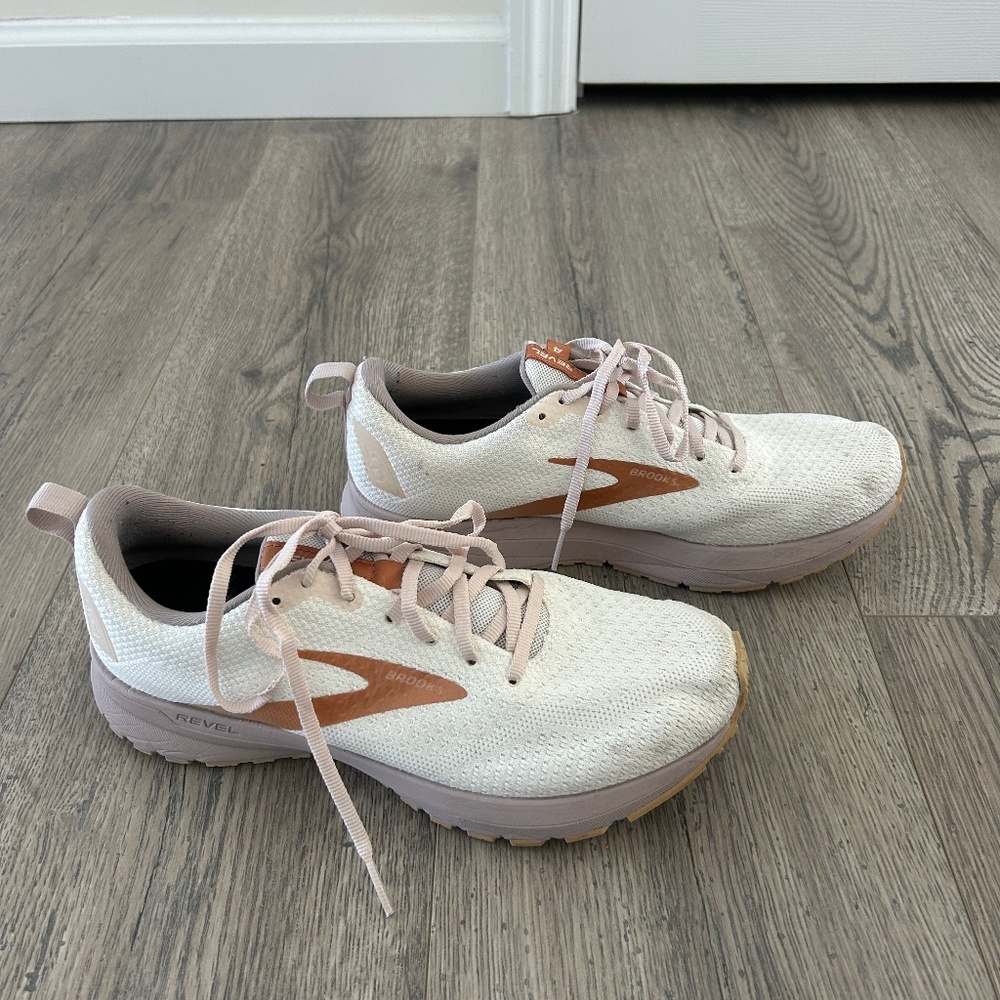 brooks revel 4 gym shoe white